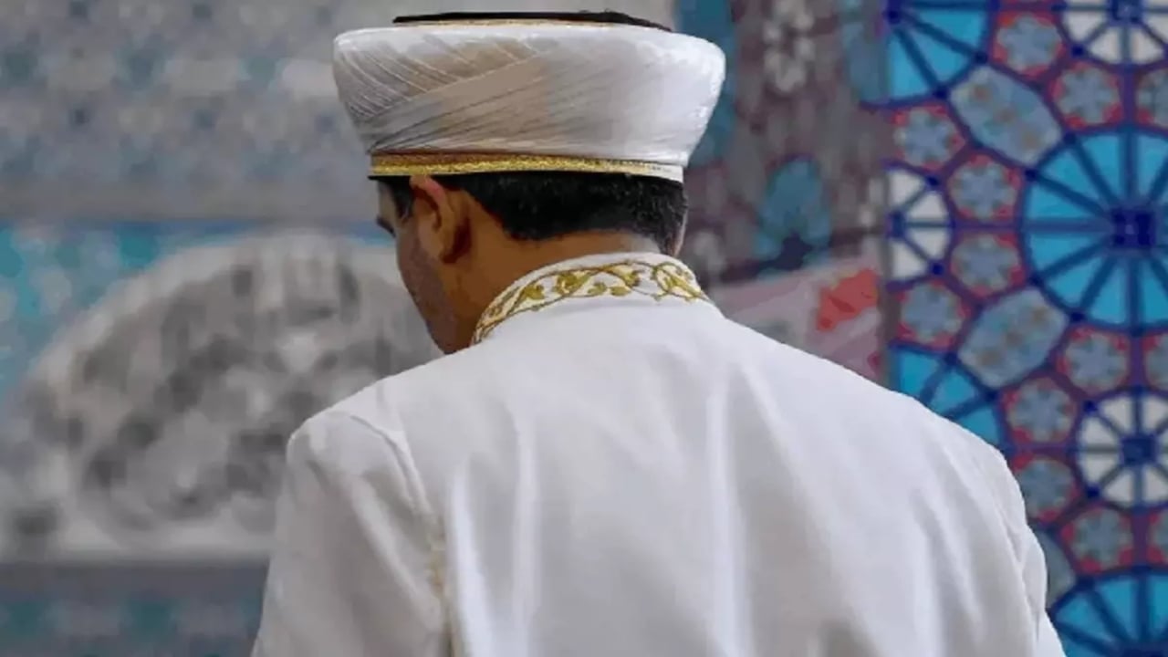 Olmaz olsun böyle imam! Yaptığı rezillik, "Sana yazıklar olsun" dedirtti