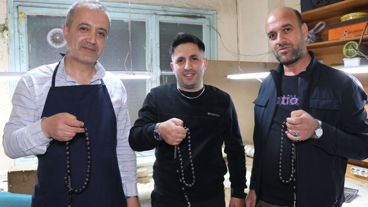 Foto - Oltu taşına usta dokunuşu! Bu tespih Türkiye’de ilk kez üretildi