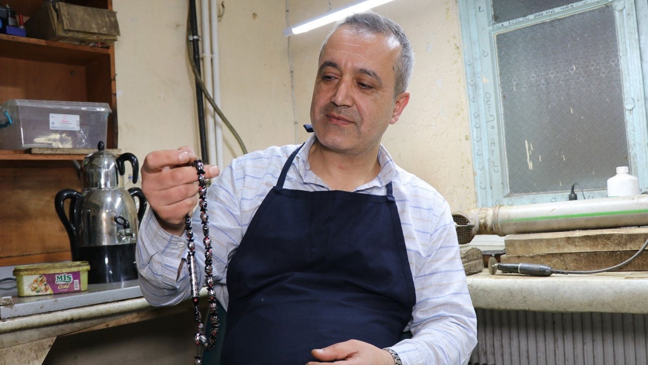 Foto - Oltu taşına usta dokunuşu! Bu tespih Türkiye’de ilk kez üretildi