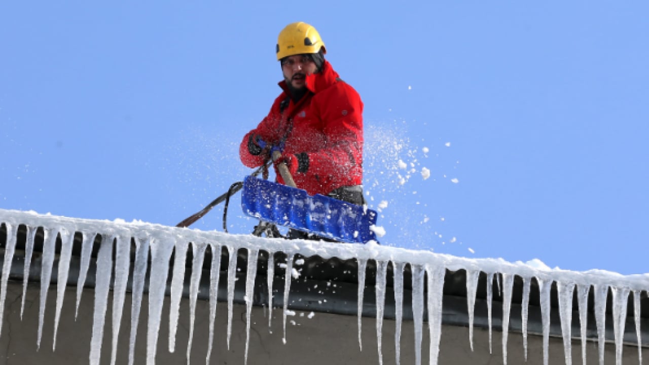 Foto - Ölüm saçan sarkıtlara operasyon! ‘Buz Timleri’ görev başında: Çatılardaki tehlikeyi onlar temizliyor