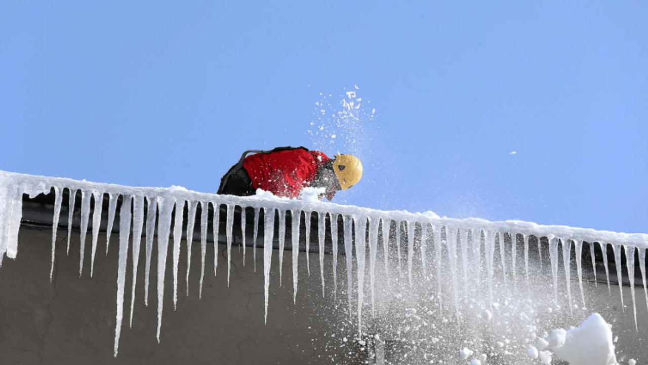 Ölüm saçan sarkıtlara operasyon! ‘Buz Timleri’ görev başında: Çatılardaki tehlikeyi onlar temizliyor
