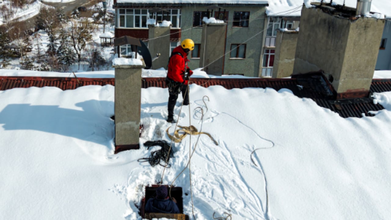 Foto - Ölüm saçan sarkıtlara operasyon! ‘Buz Timleri’ görev başında: Çatılardaki tehlikeyi onlar temizliyor