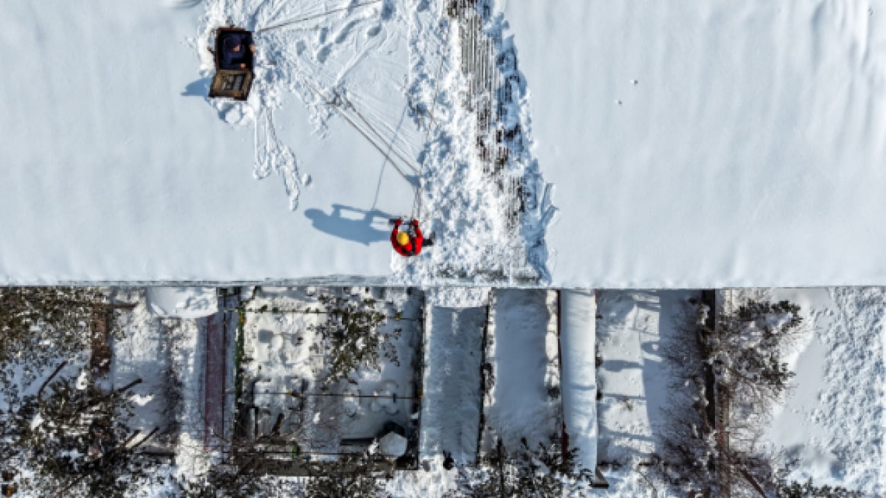 Foto - Ölüm saçan sarkıtlara operasyon! ‘Buz Timleri’ görev başında: Çatılardaki tehlikeyi onlar temizliyor