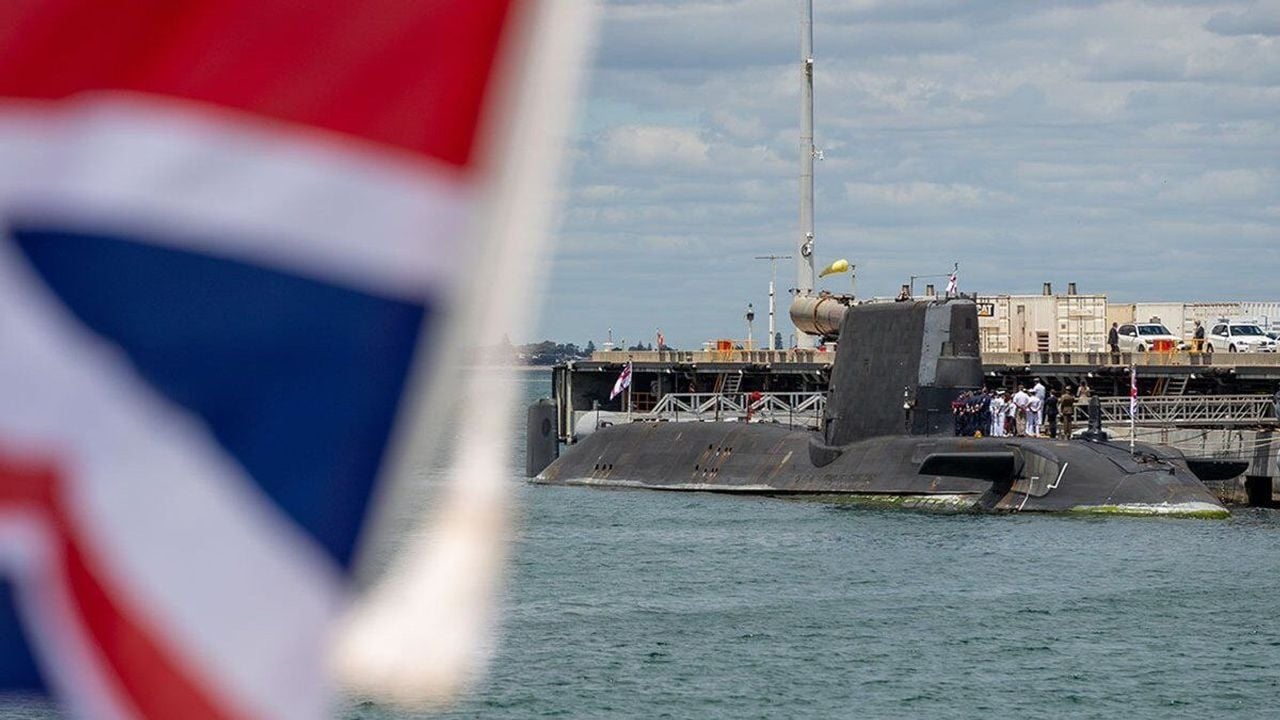 Foto - Ölümcül silahların tam dibinde yakalandılar! Denizaltı üssüne girmeye çalışan casuslar enselendi