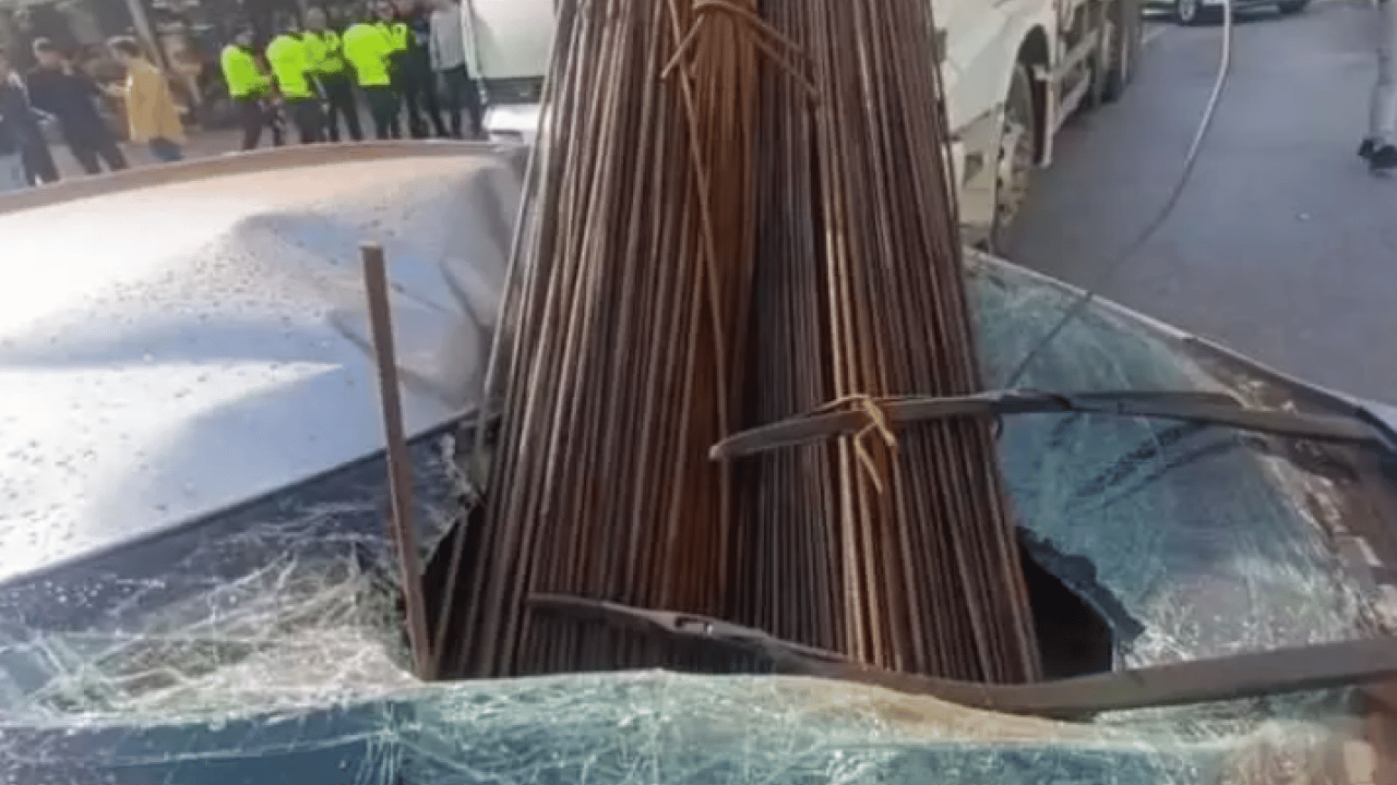 Foto - Ölümden kıl payı kurtuldu: Kamyondan düşen inşaat demirleri otomobile saplandı!