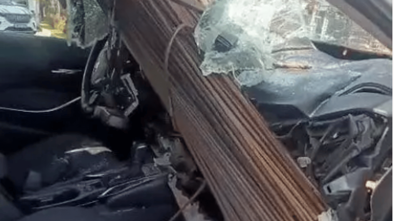 Foto - Ölümden kıl payı kurtuldu: Kamyondan düşen inşaat demirleri otomobile saplandı!