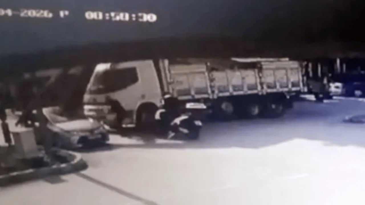 Foto - Ölümden kıl payı kurtuldu: Kamyondan düşen inşaat demirleri otomobile saplandı!