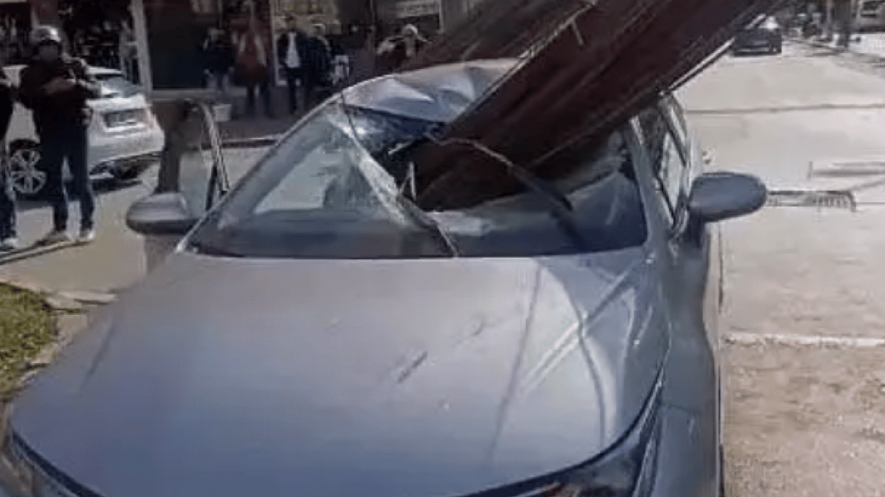 Ölümden kıl payı kurtuldu: Kamyondan düşen inşaat demirleri otomobile saplandı!