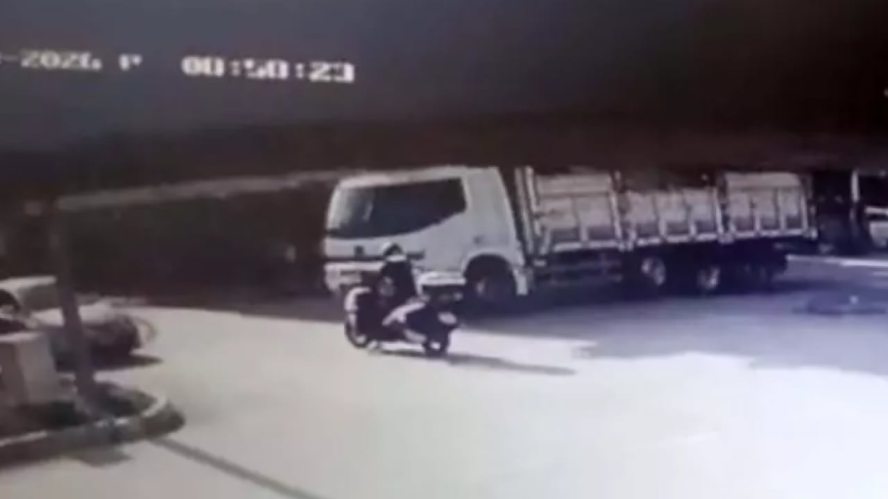 Foto - Ölümden kıl payı kurtuldu: Kamyondan düşen inşaat demirleri otomobile saplandı!