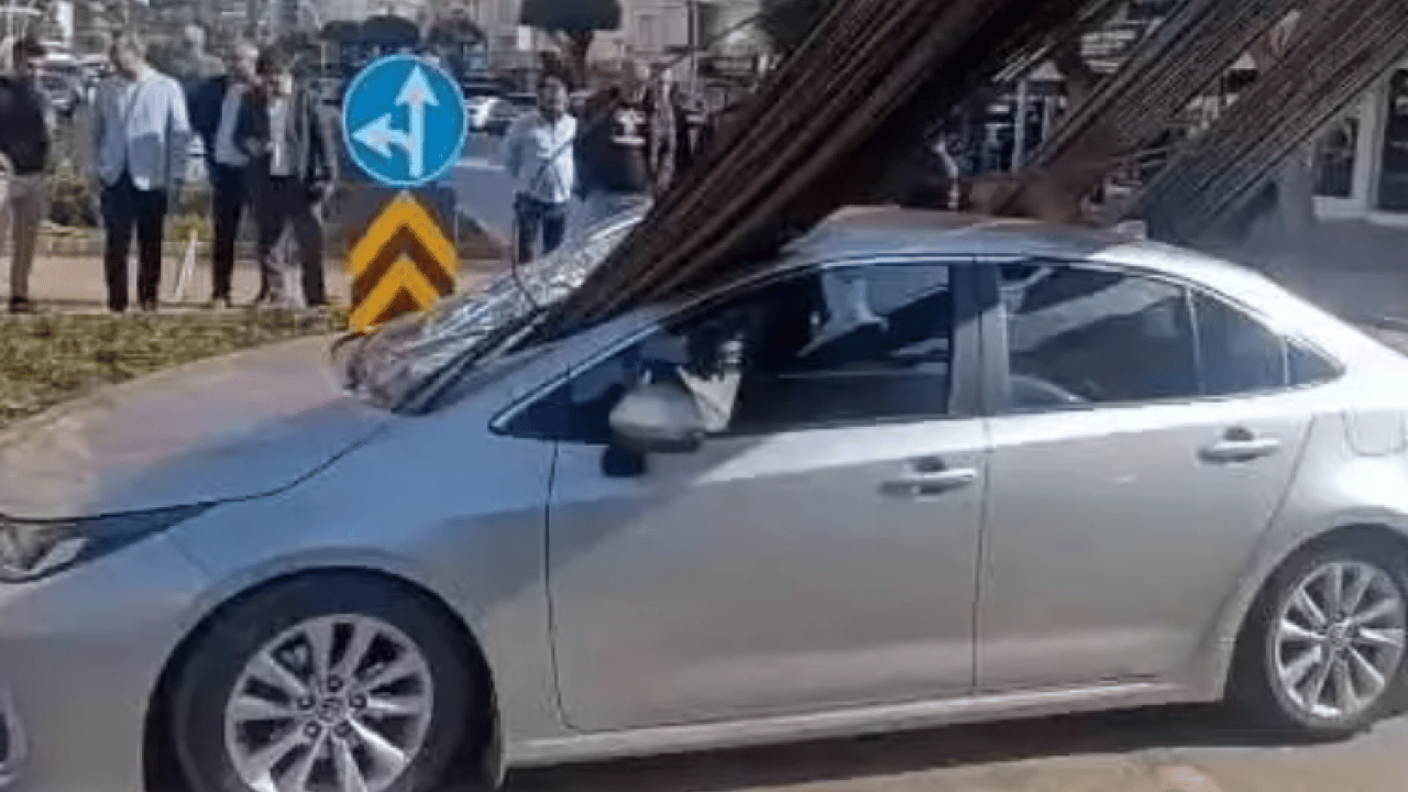 Foto - Ölümden kıl payı kurtuldu: Kamyondan düşen inşaat demirleri otomobile saplandı!