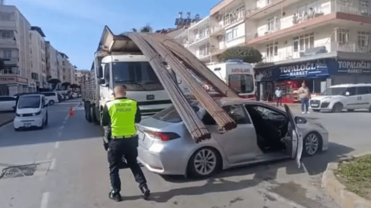 Foto - Ölümden kıl payı kurtuldu: Kamyondan düşen inşaat demirleri otomobile saplandı!