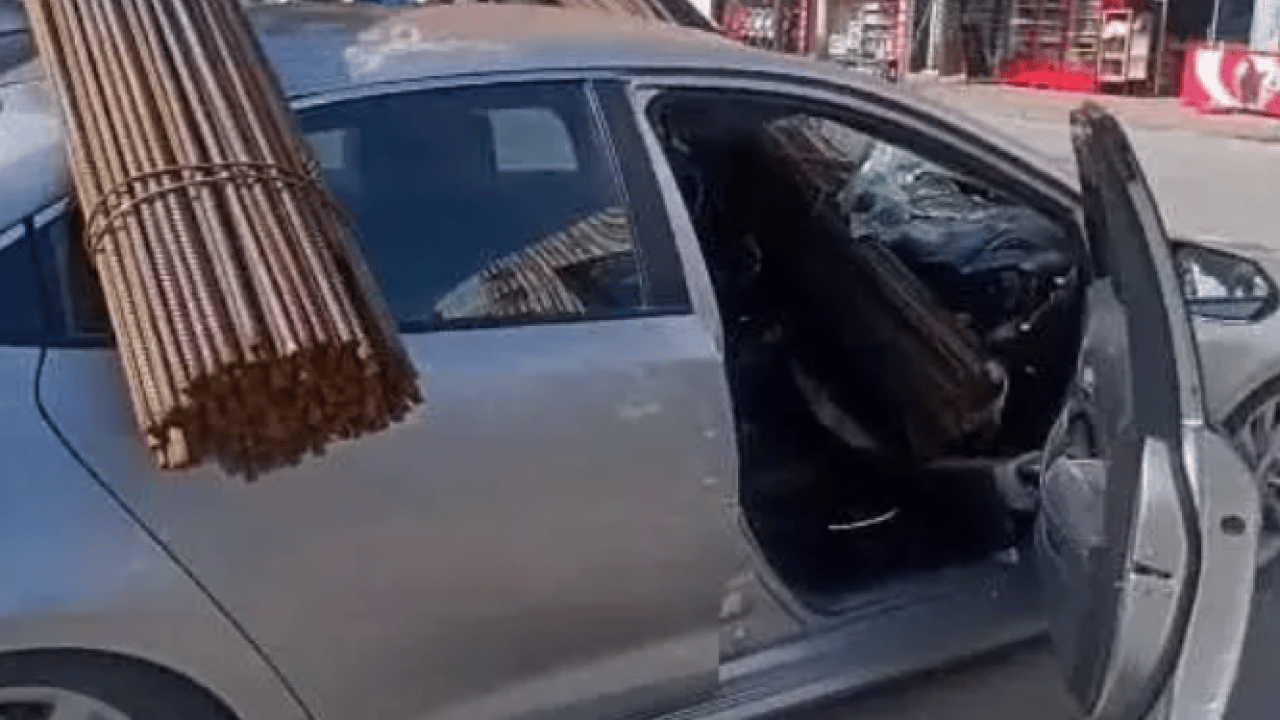 Foto - Ölümden kıl payı kurtuldu: Kamyondan düşen inşaat demirleri otomobile saplandı!