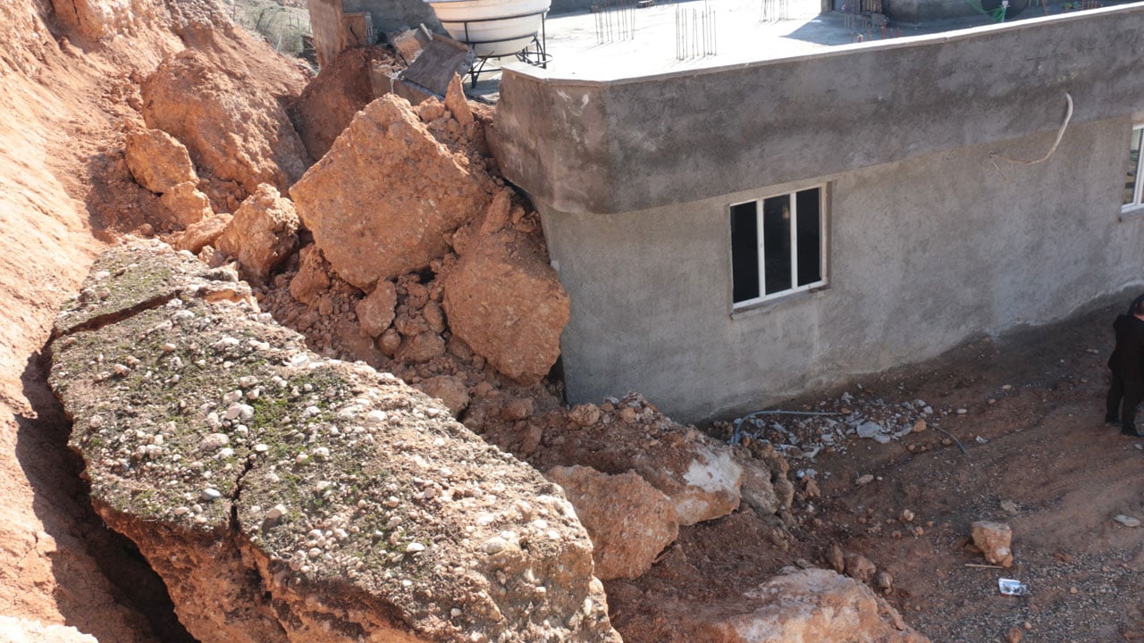 Foto - Ölümle burun buruna! Dev kayalar evin içine girdi