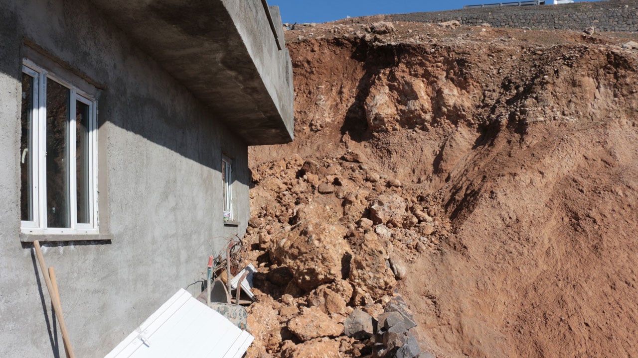 Foto - Ölümle burun buruna! Dev kayalar evin içine girdi