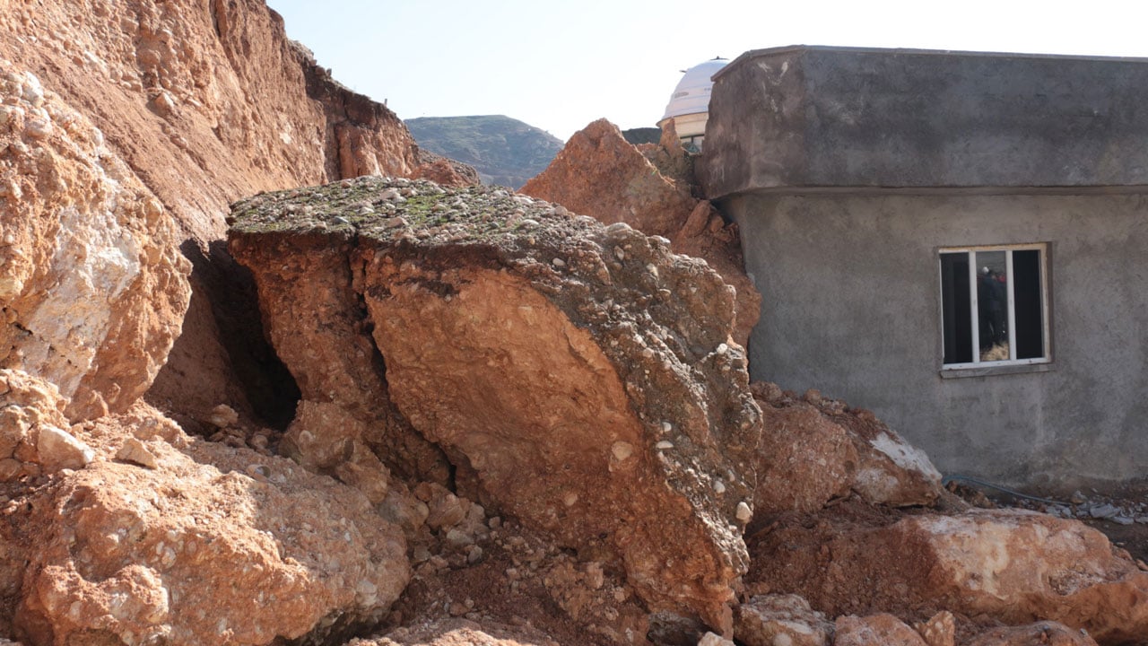 Ölümle burun buruna! Dev kayalar evin içine girdi
