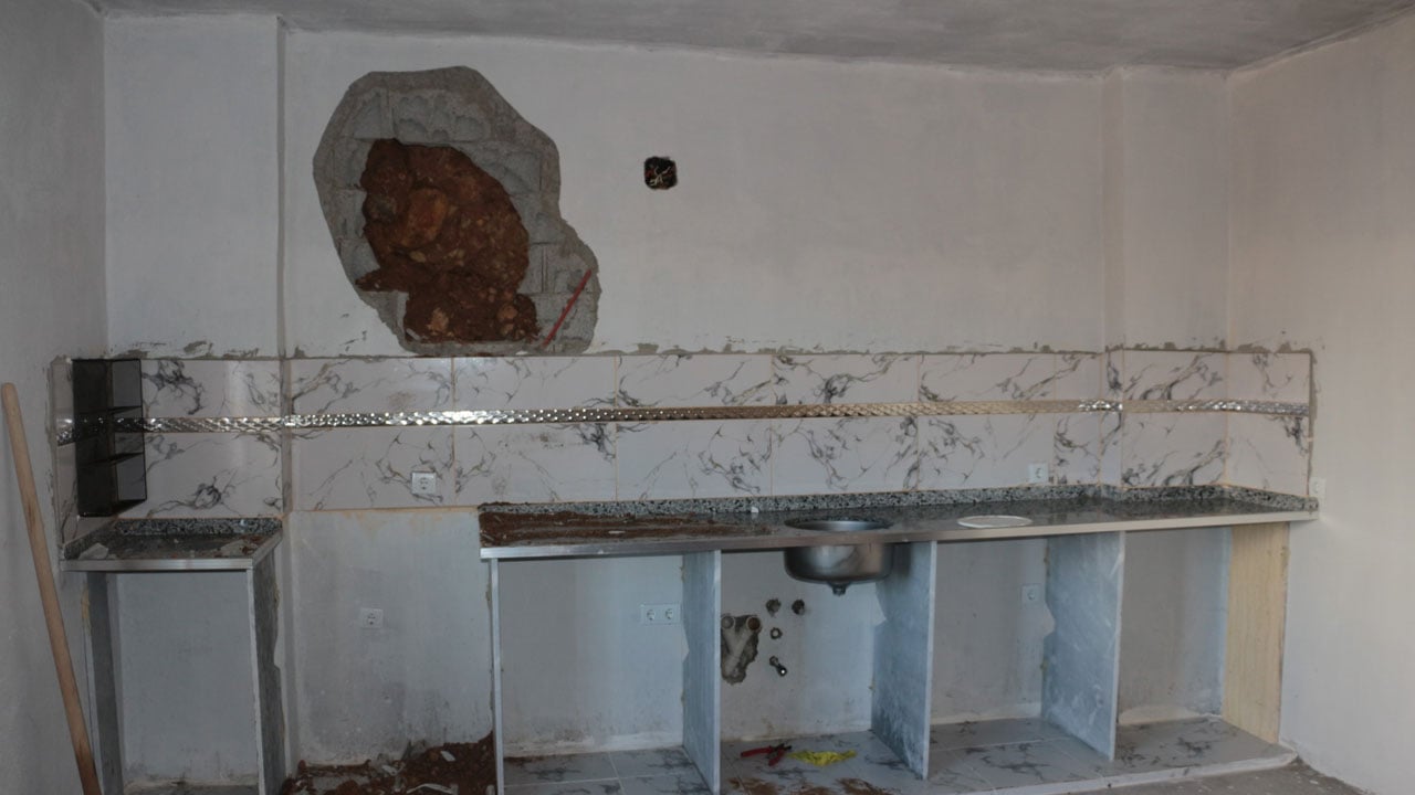 Foto - Ölümle burun buruna! Dev kayalar evin içine girdi