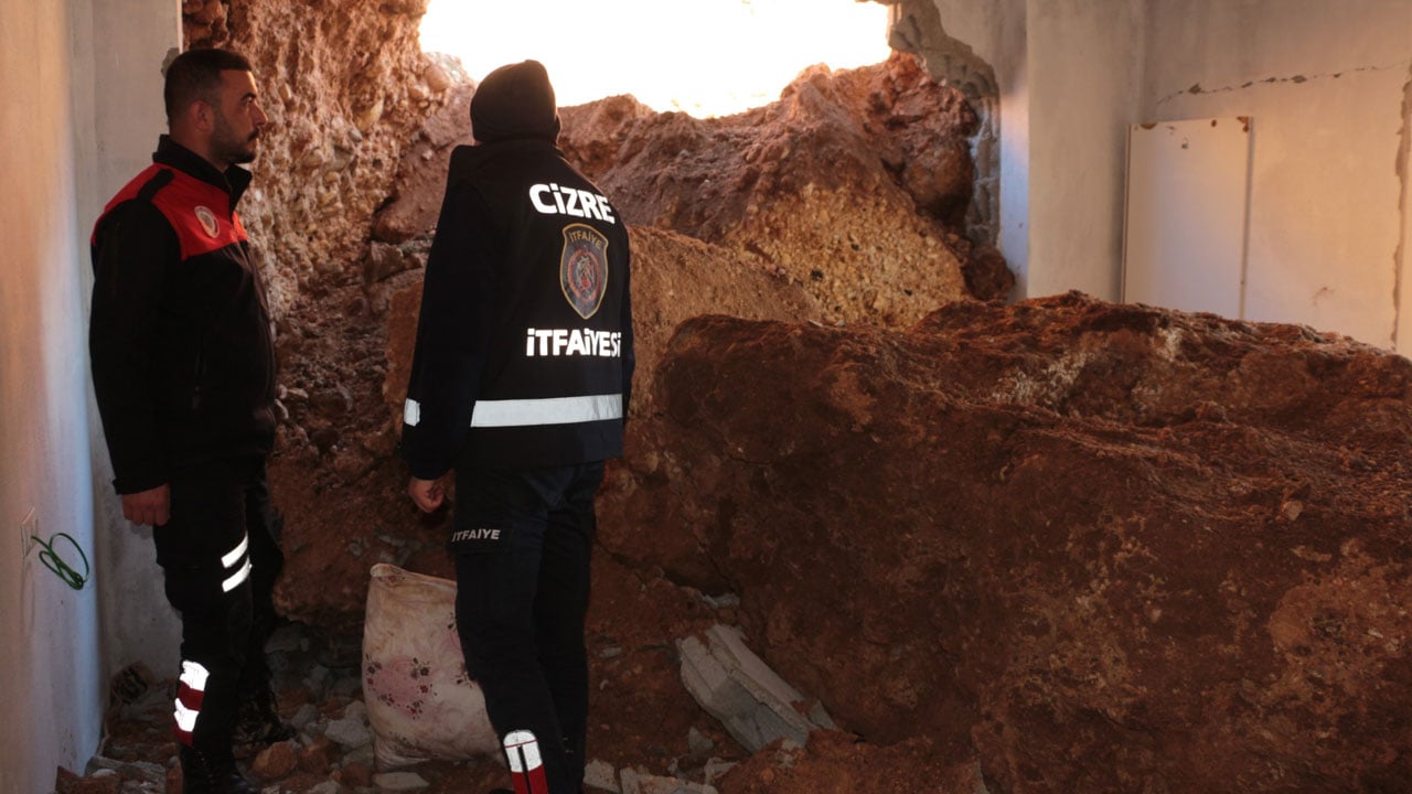 Foto - Ölümle burun buruna! Dev kayalar evin içine girdi