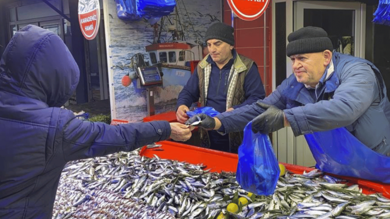 Olumsuz hava şartları azalmaya sebep oldu! Balık tezgahlarını fırtına vurdu