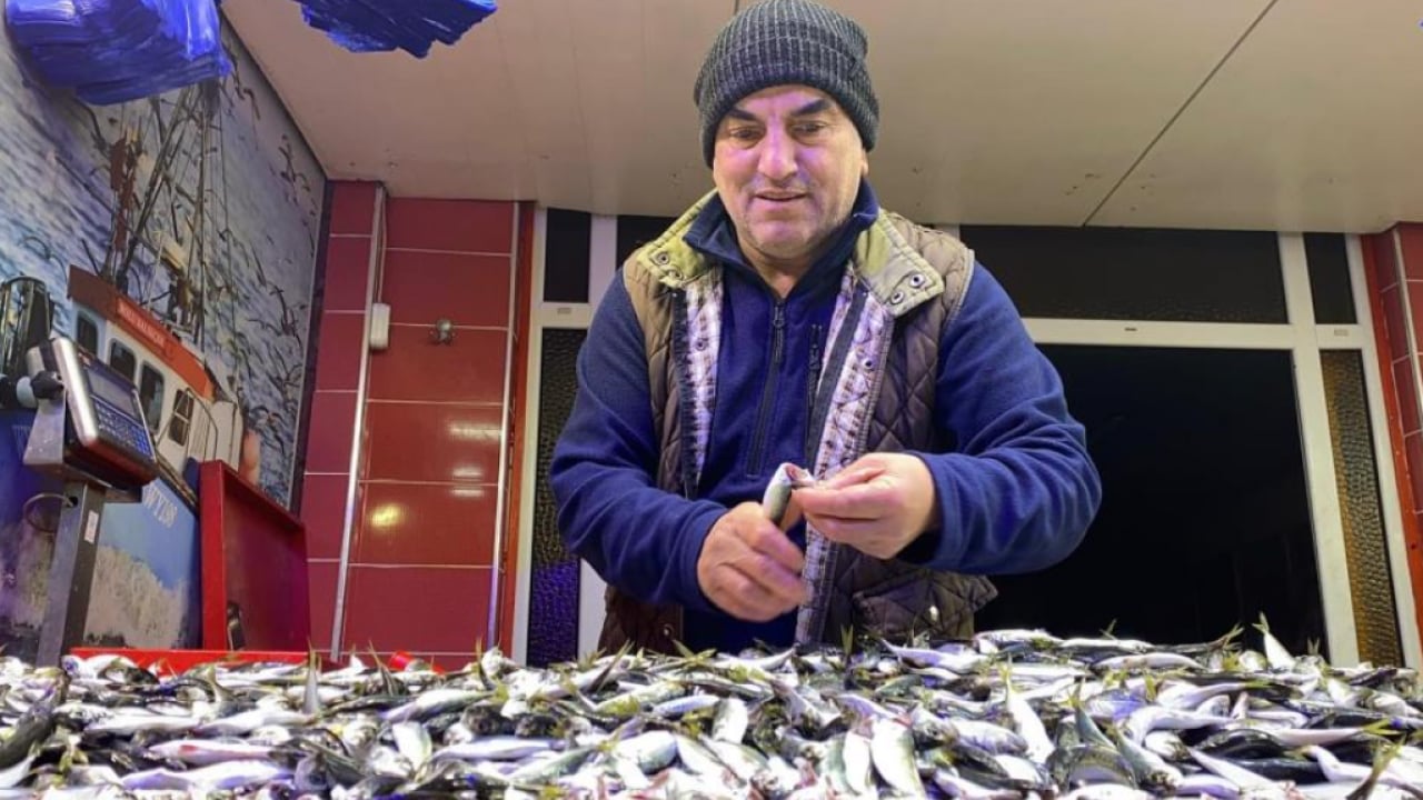 Foto - Olumsuz hava şartları azalmaya sebep oldu! Balık tezgahlarını fırtına vurdu