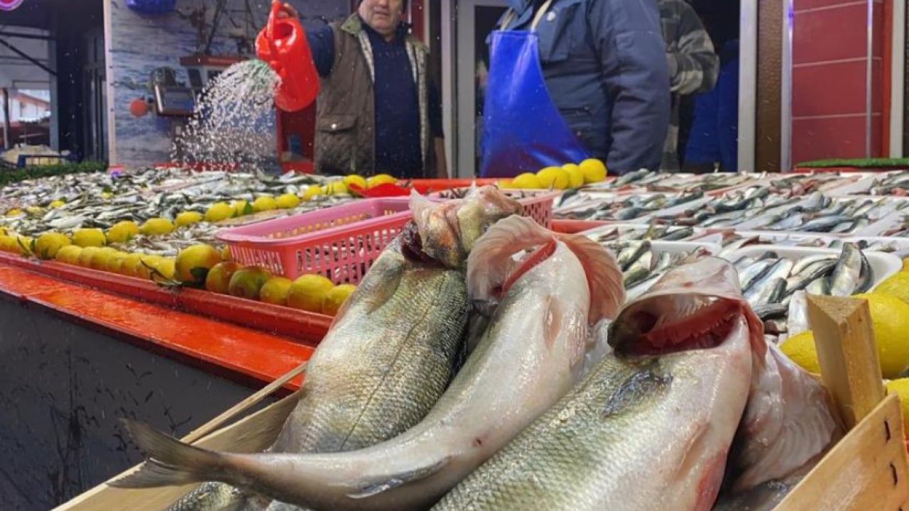 Foto - Olumsuz hava şartları azalmaya sebep oldu! Balık tezgahlarını fırtına vurdu