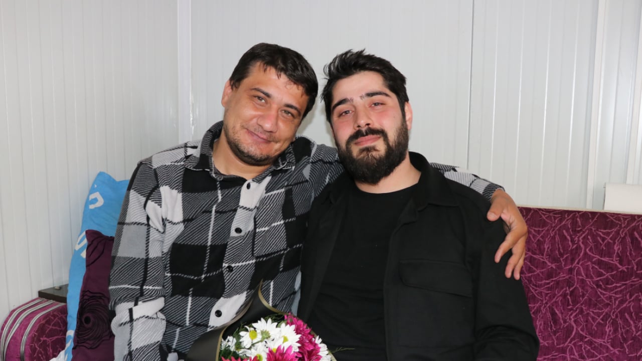 Foto - Ölümün kıyısından gönül köprüsüne! Ailesini kaybetti, bacağını bıraktı ama o dostu kazandı: Enkazdan doğan kardeşlik!