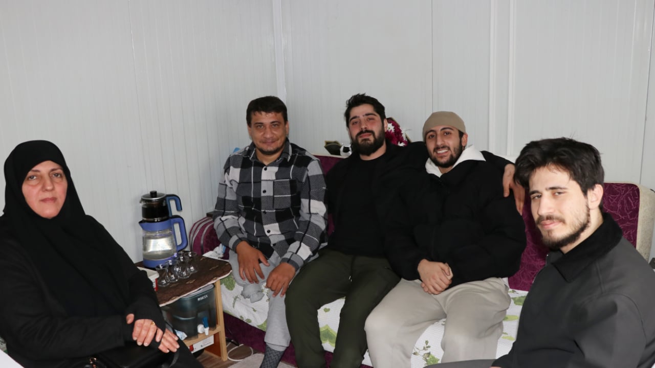 Foto - Ölümün kıyısından gönül köprüsüne! Ailesini kaybetti, bacağını bıraktı ama o dostu kazandı: Enkazdan doğan kardeşlik!