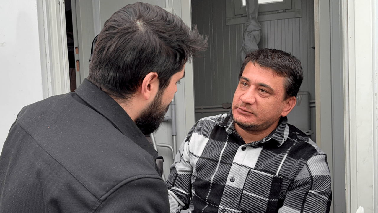 Ölümün kıyısından gönül köprüsüne! Ailesini kaybetti, bacağını bıraktı ama o dostu kazandı: Enkazdan doğan kardeşlik!