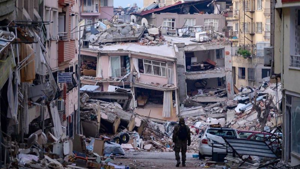 Foto - Ölümün kıyısından gönül köprüsüne! Ailesini kaybetti, bacağını bıraktı ama o dostu kazandı: Enkazdan doğan kardeşlik!