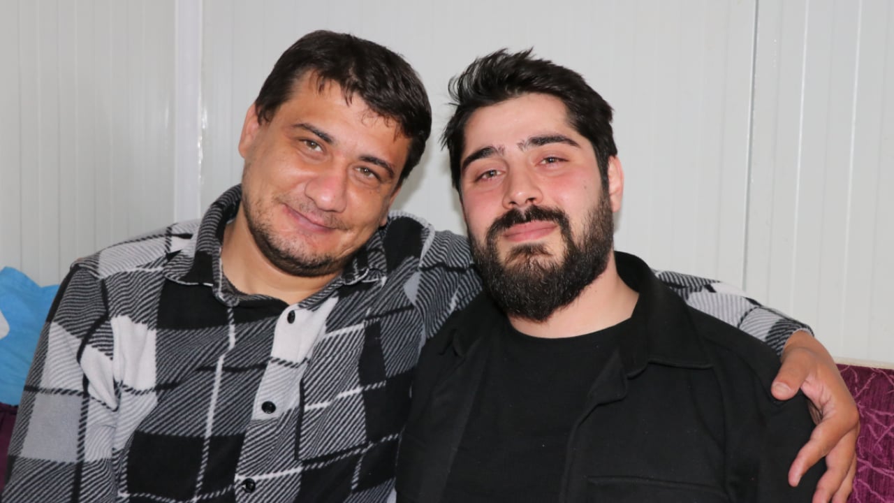 Foto - Ölümün kıyısından gönül köprüsüne! Ailesini kaybetti, bacağını bıraktı ama o dostu kazandı: Enkazdan doğan kardeşlik!