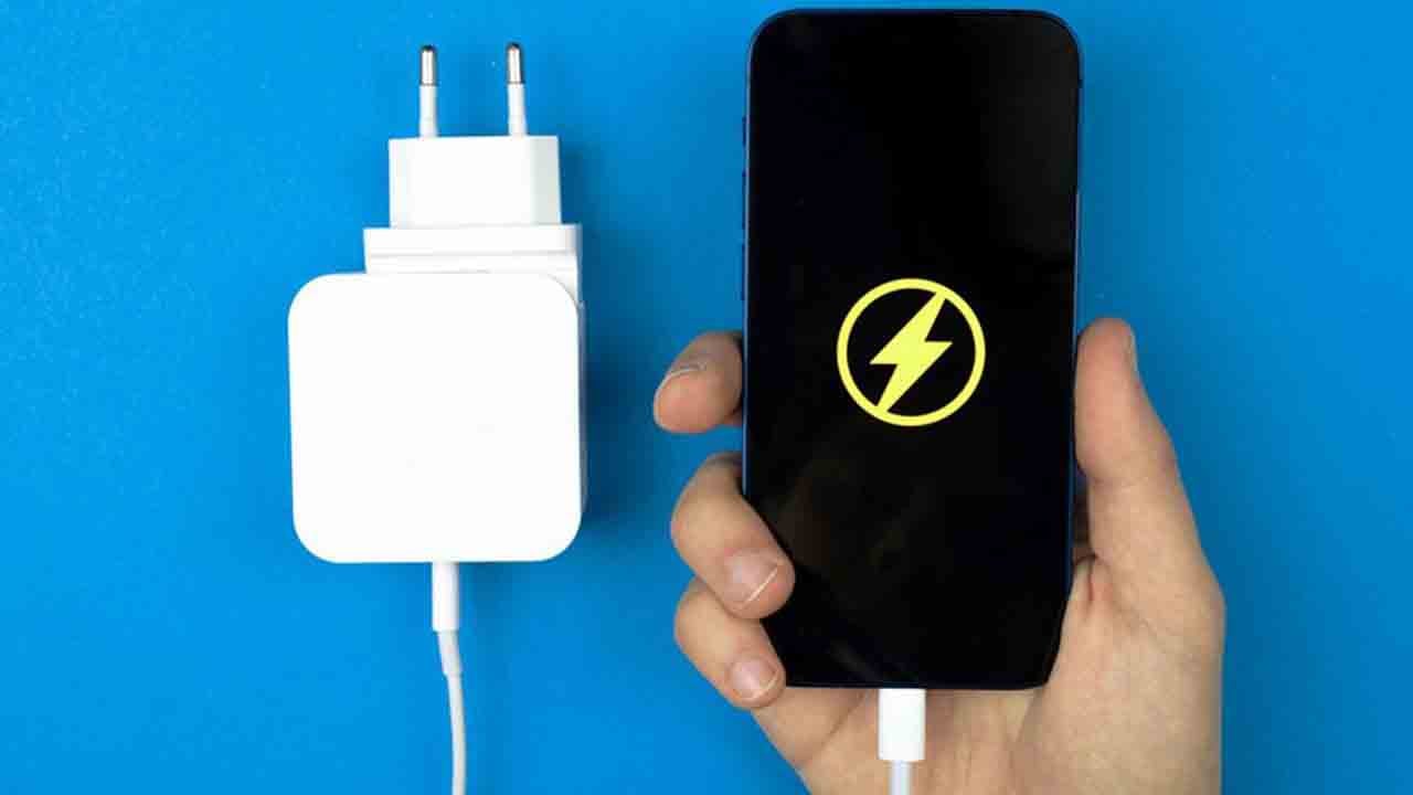 Ömrünü yarı yarıya kısaltıyor: Akıllı telefon şarjında bu hataya dikkat!