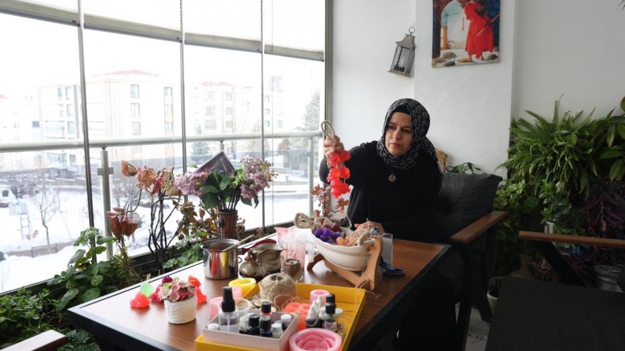 Önce öğrendi sonra öğretti 300 öğrenciye usta oldu