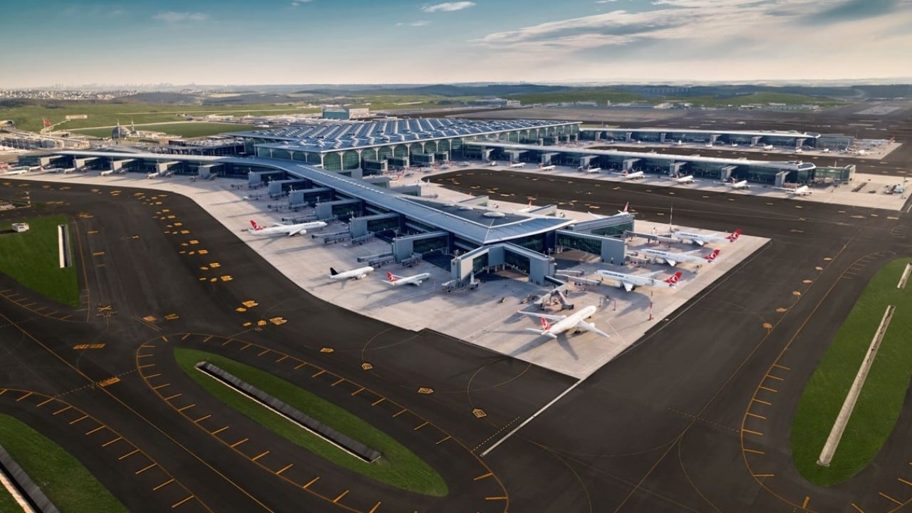 Foto - Onlar taa uzaktan görüyor istemezükçüler burada göremiyor! Ünlü gazeteden İstanbul Havalimanı’na büyük onur