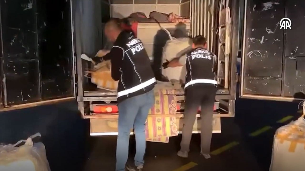 Foto - Operasyonlardan nefes kesen görüntüler: Zehir tacirlerine büyük darbe! 381'i tutuklandı