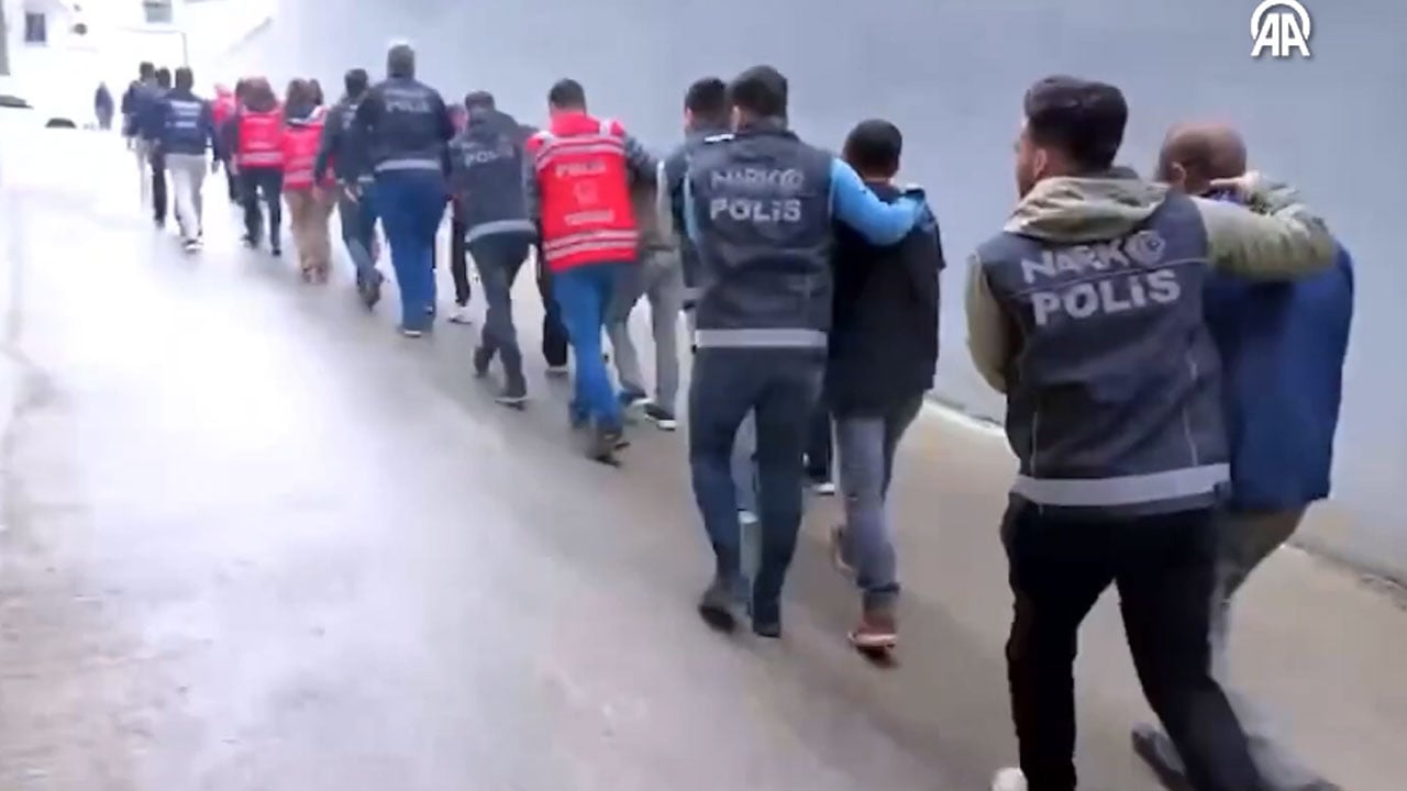 Foto - Operasyonlardan nefes kesen görüntüler: Zehir tacirlerine büyük darbe! 381'i tutuklandı