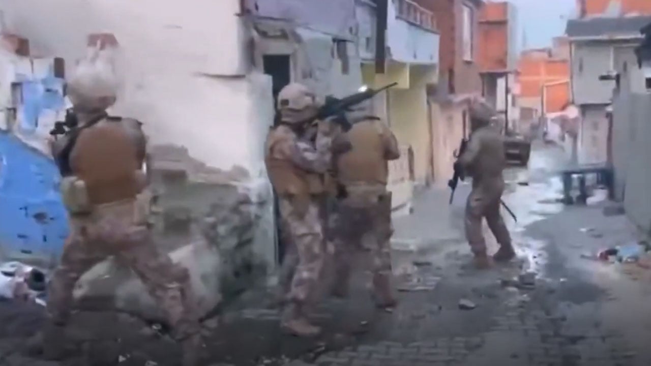 Foto - Operasyonlardan nefes kesen görüntüler: Zehir tacirlerine büyük darbe! 381'i tutuklandı