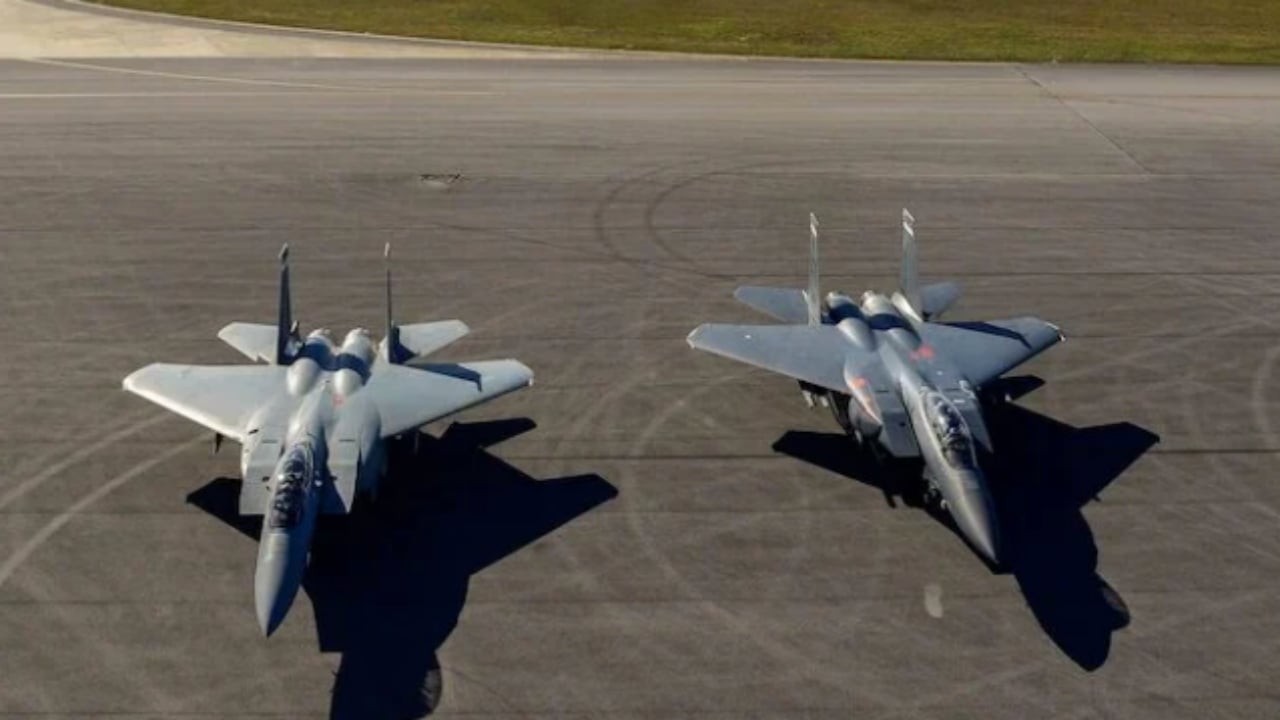 Foto - Ordu alarmda! Pilotlar bile fark etmedi, dev savaş uçakları havada parçalanmaya başladı