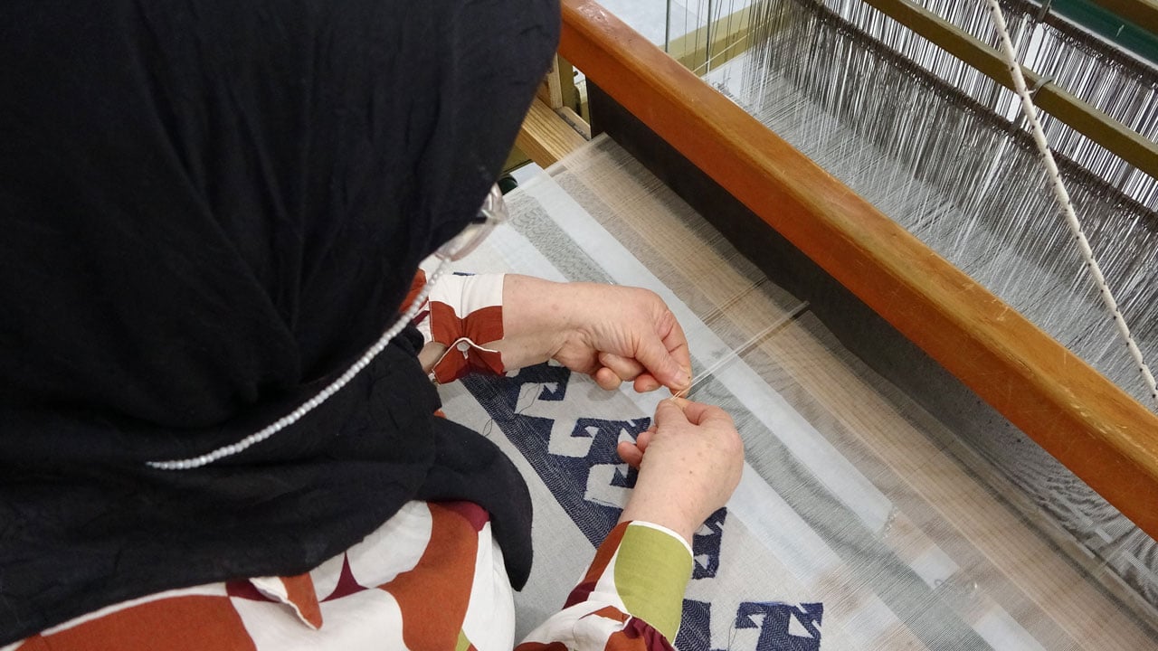 Organik kumaşa "Eli belinde" dokunuşu! Unutulan Osmanlı deseni geri döndü