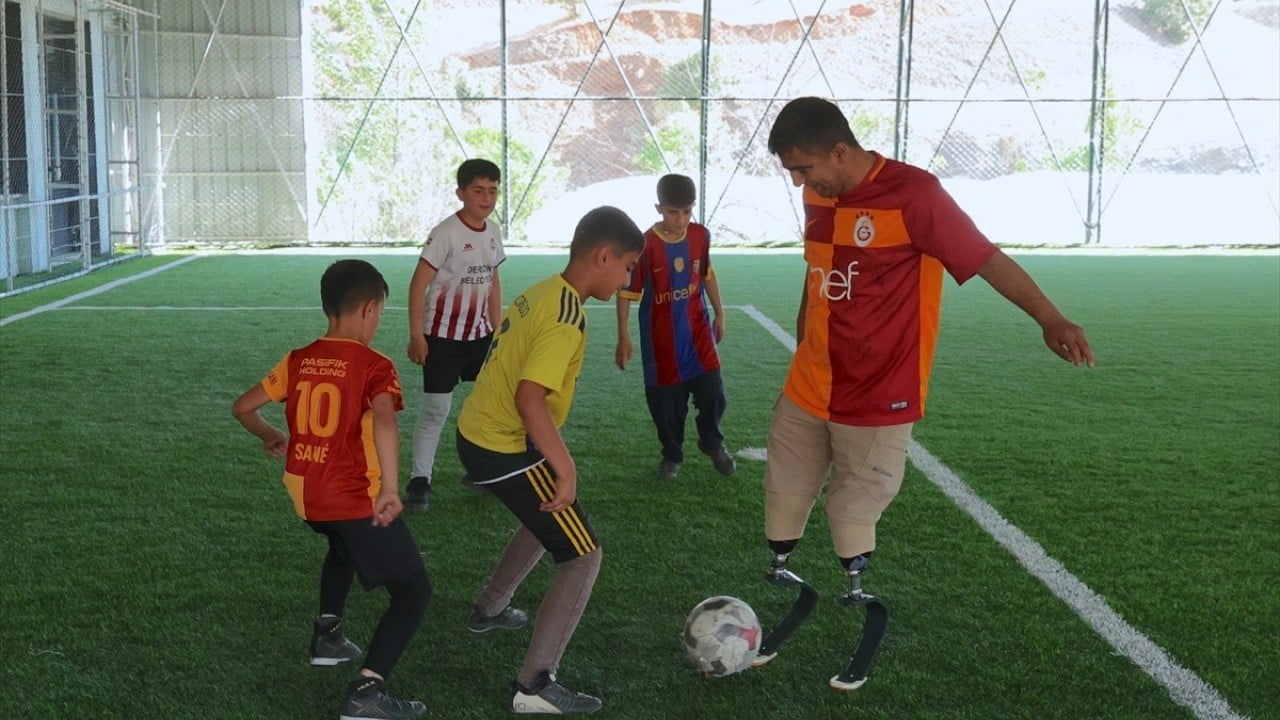 Foto - Örnek müezzin! Protez bacaklarıyla engel tanımıyor