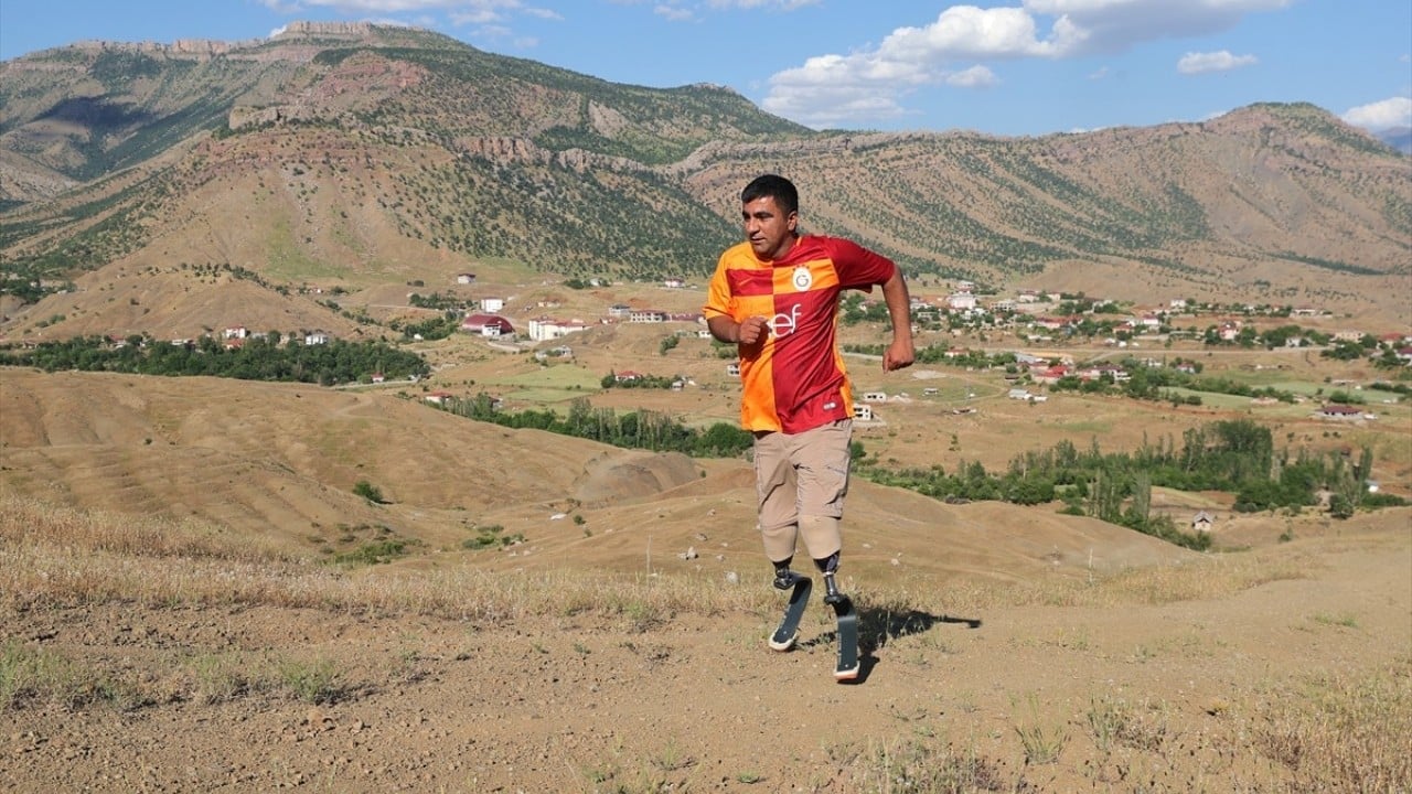 Foto - Örnek müezzin! Protez bacaklarıyla engel tanımıyor