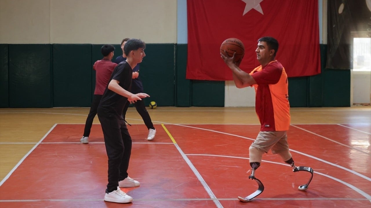Foto - Örnek müezzin! Protez bacaklarıyla engel tanımıyor