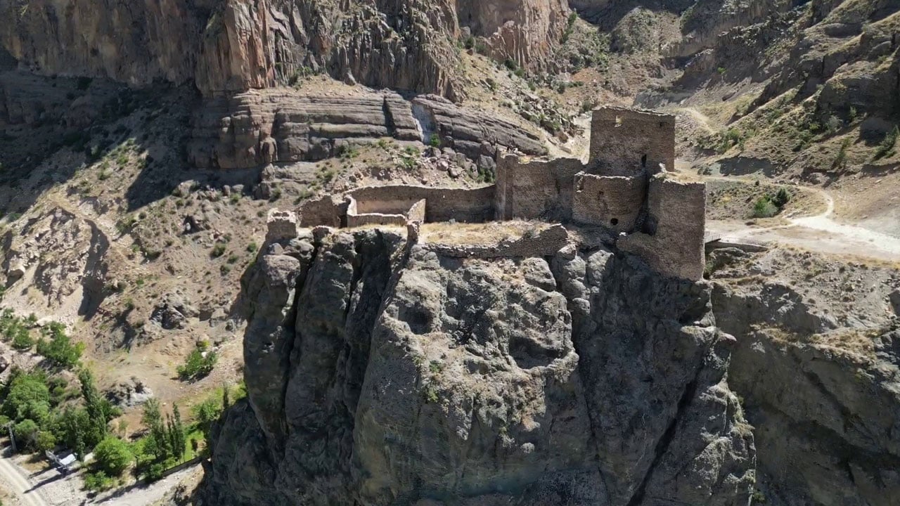 Foto - Orta Çağ’dan bugüne ayakta! Erzurum’un gizemli kalesi