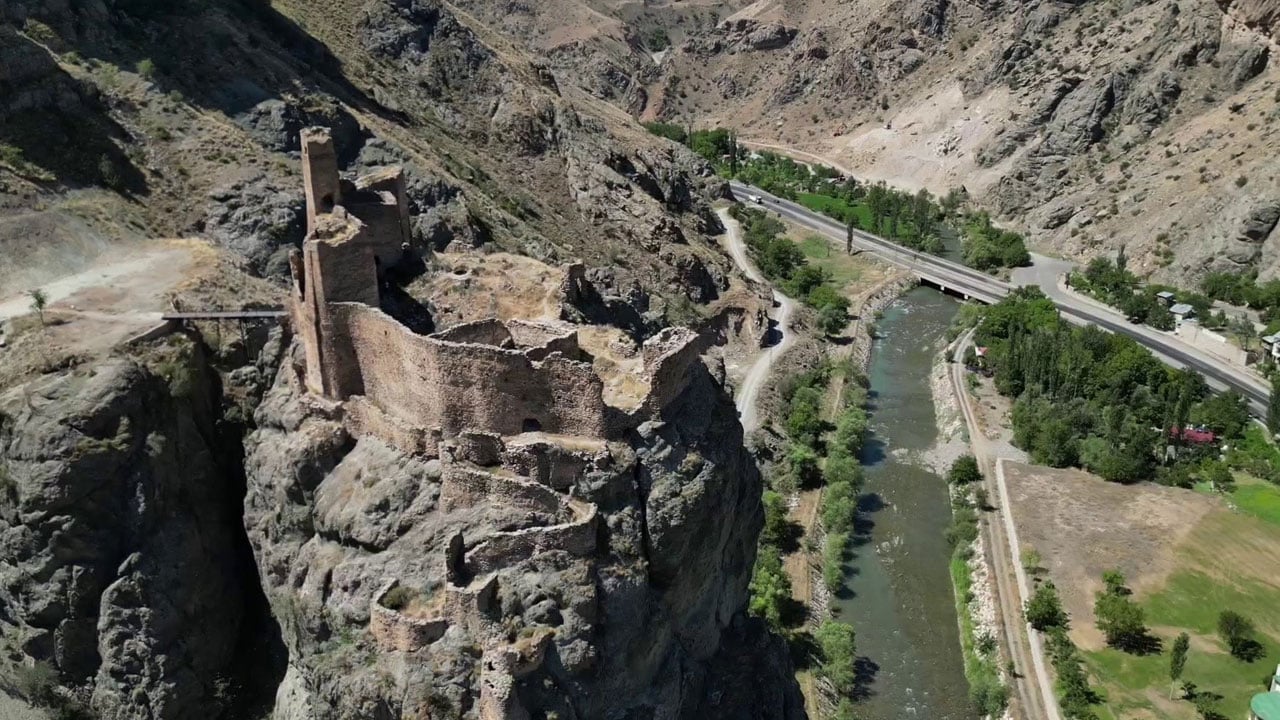 Foto - Orta Çağ’dan bugüne ayakta! Erzurum’un gizemli kalesi