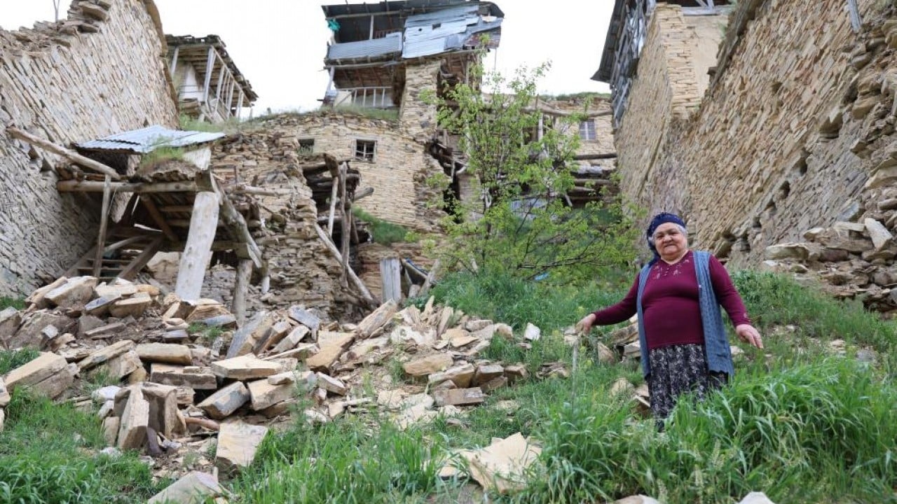 Orta Çağ’dan kalmış gibi 8 asırlık köy taş evleriyle hala ayakta
