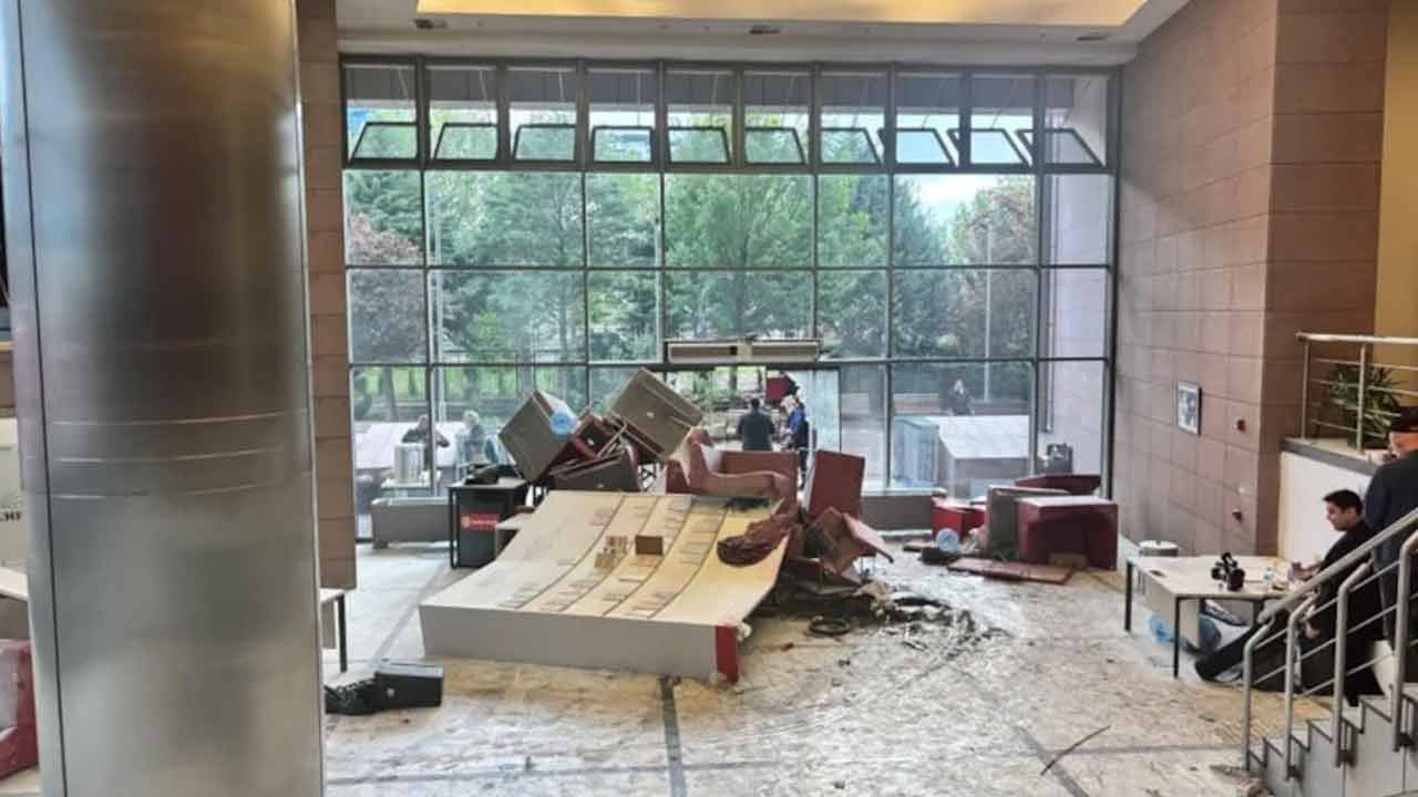 Foto - Ortalık savaş alanına döndü! CHP'lilerin bıraktığı enkaz gün ağarınca ortaya çıktı