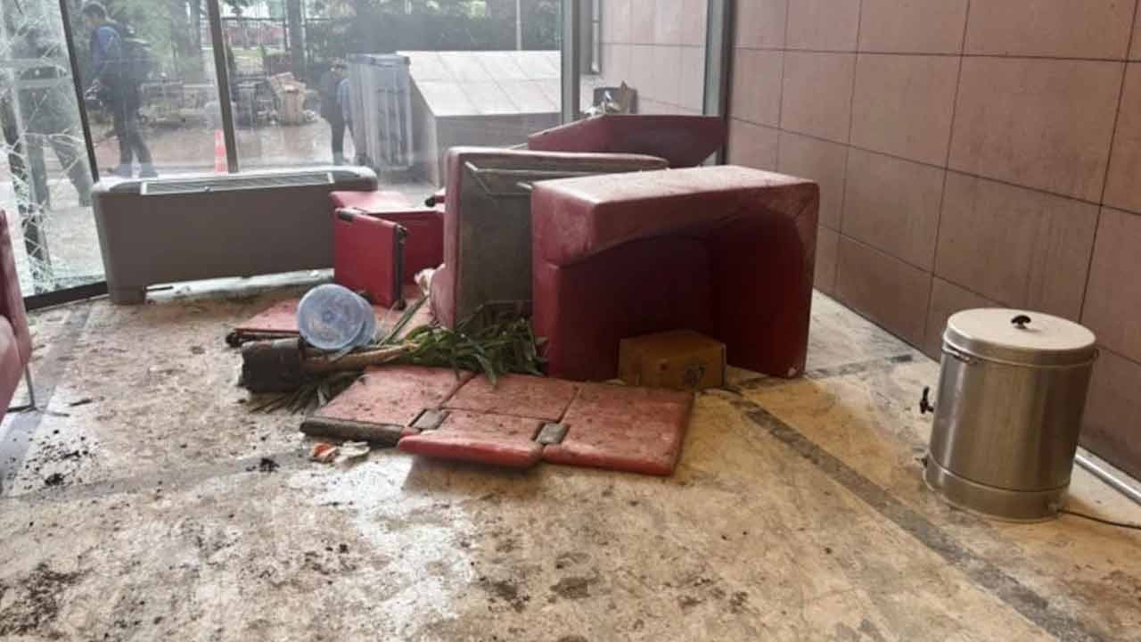 Foto - Ortalık savaş alanına döndü! CHP'lilerin bıraktığı enkaz gün ağarınca ortaya çıktı