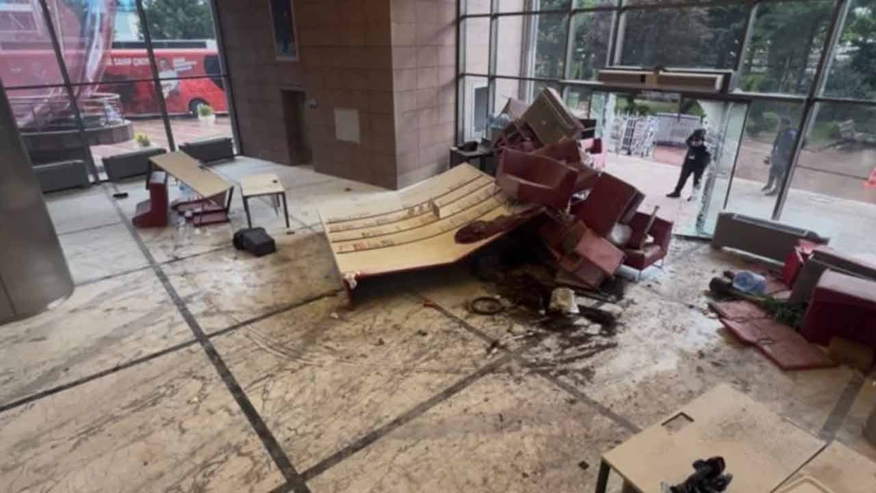 Foto - Ortalık savaş alanına döndü! CHP'lilerin bıraktığı enkaz gün ağarınca ortaya çıktı