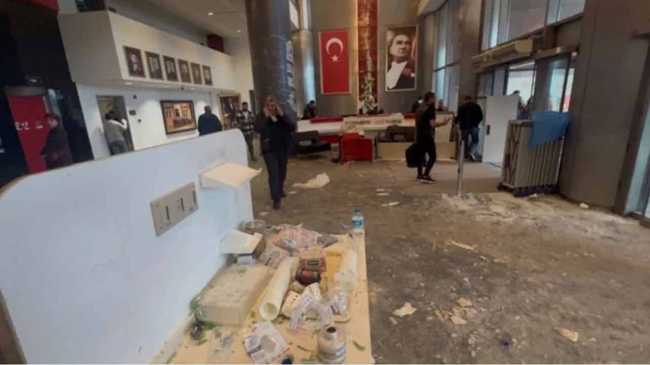 Foto - Ortalık savaş alanına döndü! CHP'lilerin bıraktığı enkaz gün ağarınca ortaya çıktı