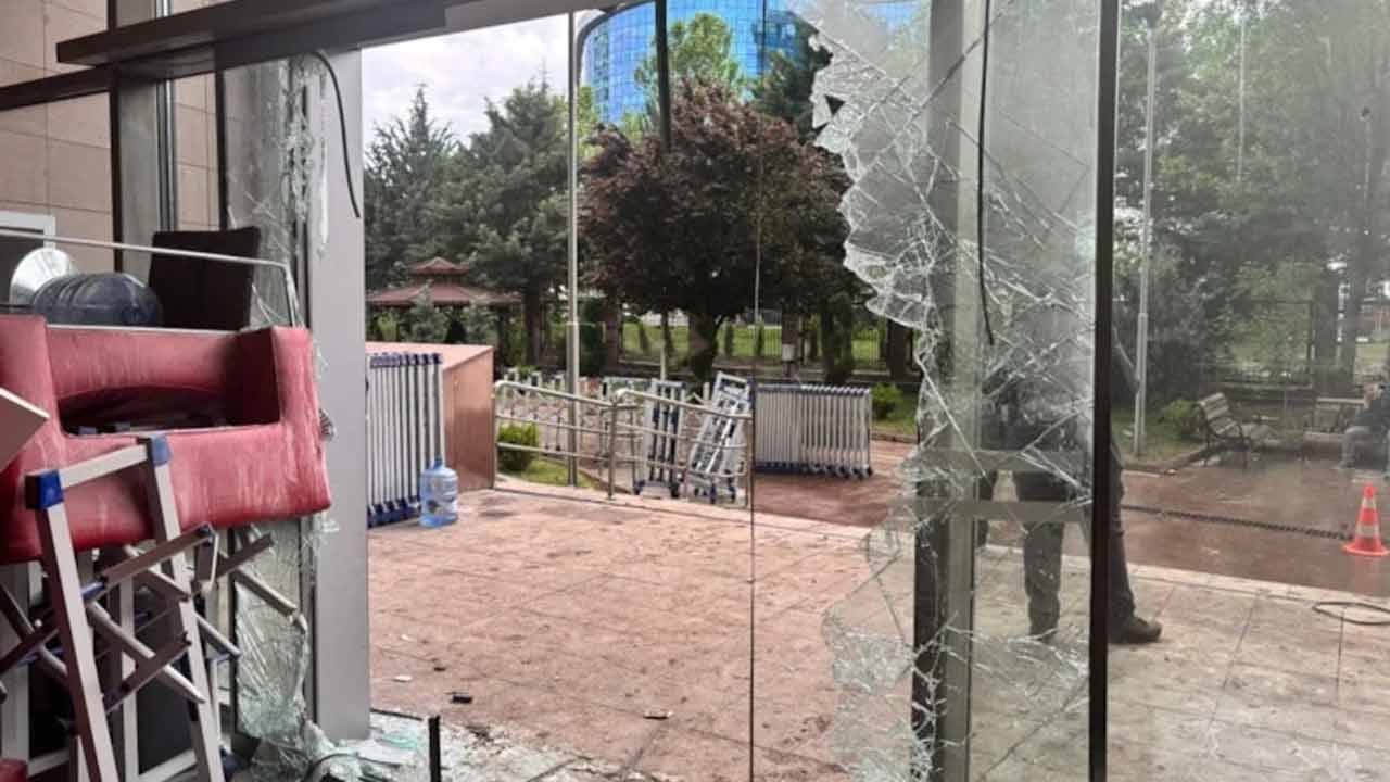 Foto - Ortalık savaş alanına döndü! CHP'lilerin bıraktığı enkaz gün ağarınca ortaya çıktı
