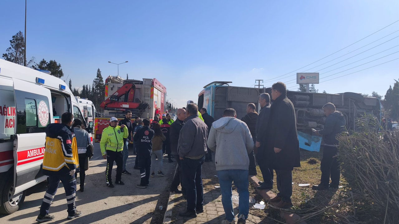Foto - Ortalık savaş alanına döndü! Özel halk otobüsü devrildi