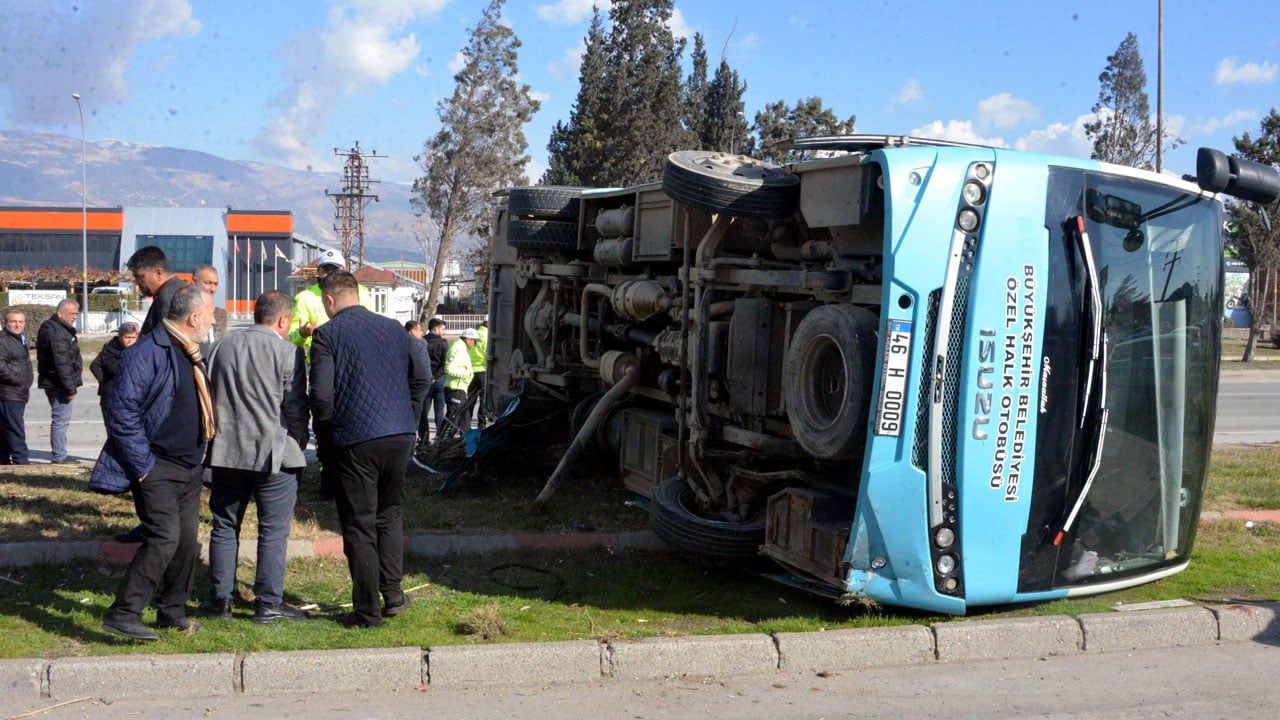 Foto - Ortalık savaş alanına döndü! Özel halk otobüsü devrildi